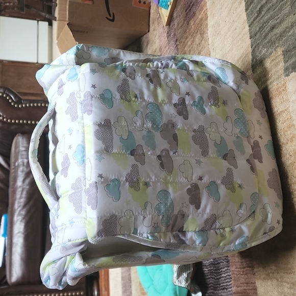 Baby sink skidaddles bath seat. &  Baby Delight Foldable mini bassinet - Picture 3 of 4